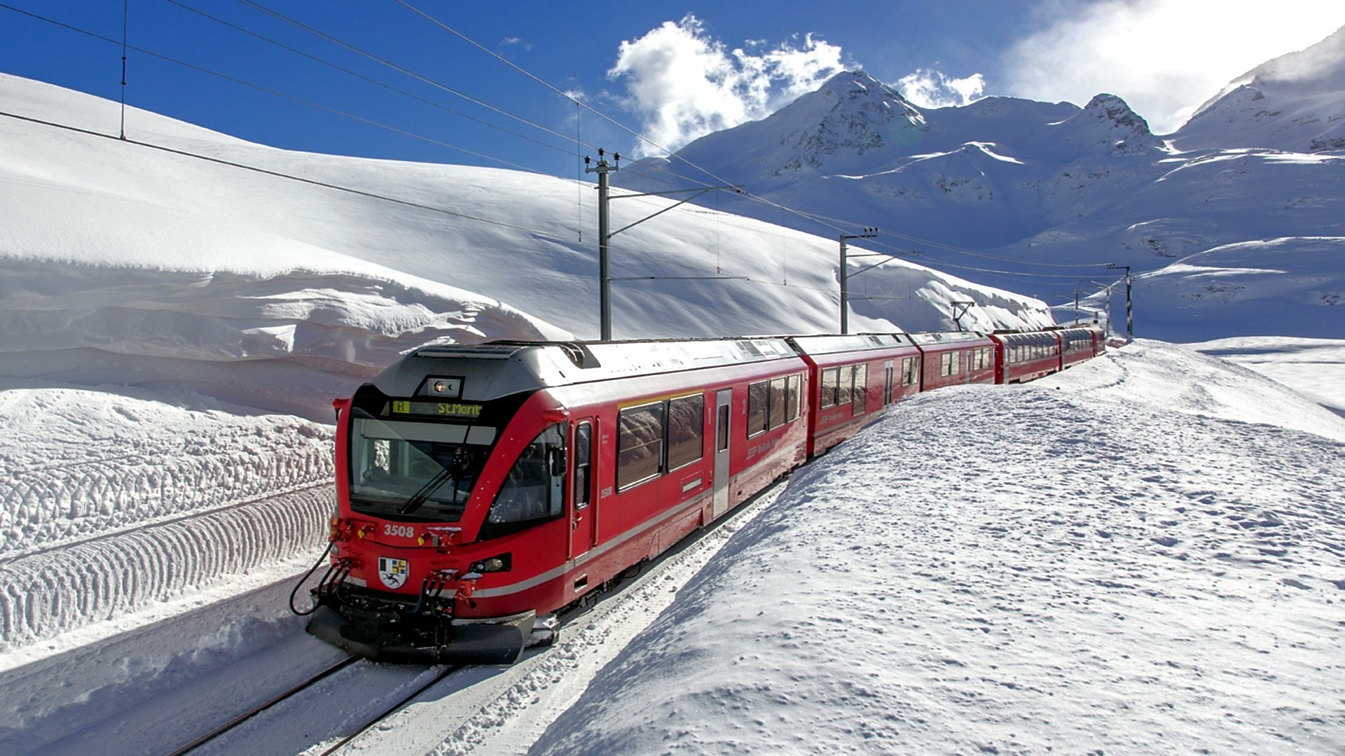 Train running. Железная дорога Юнгфрау. Фломская железная дорога Норвегия. Красивый поезд. Поезд в заснеженных горах.