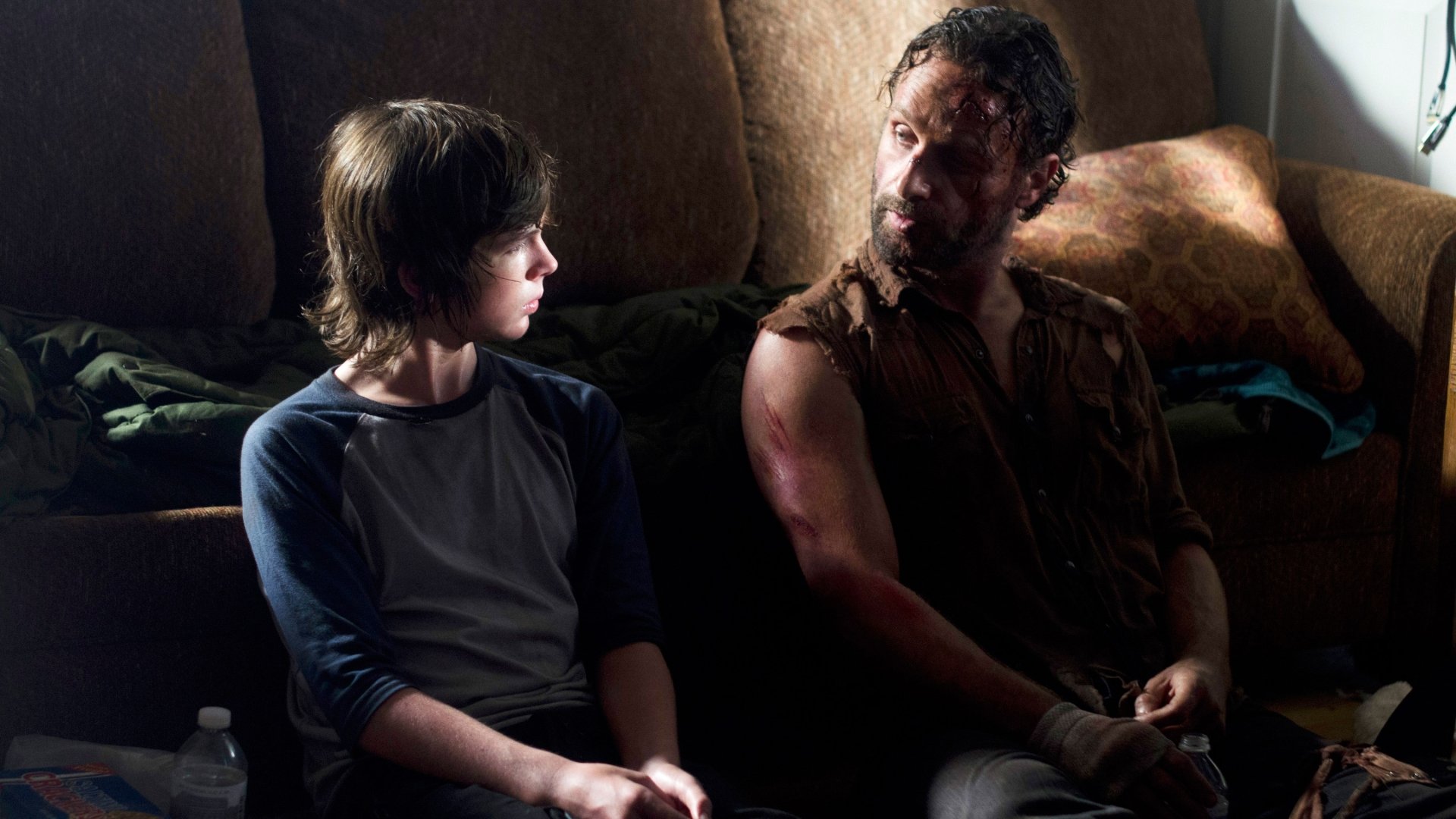 HD PC desktop wallpaper featuring a dramatic scene from the TV show The Walking Dead with two characters engaged in a tense conversation.