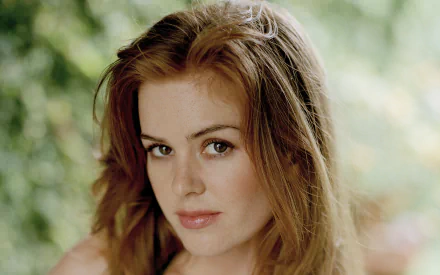 HD desktop wallpaper featuring Australian actress and celebrity Isla Fisher with a soft green blurred background.