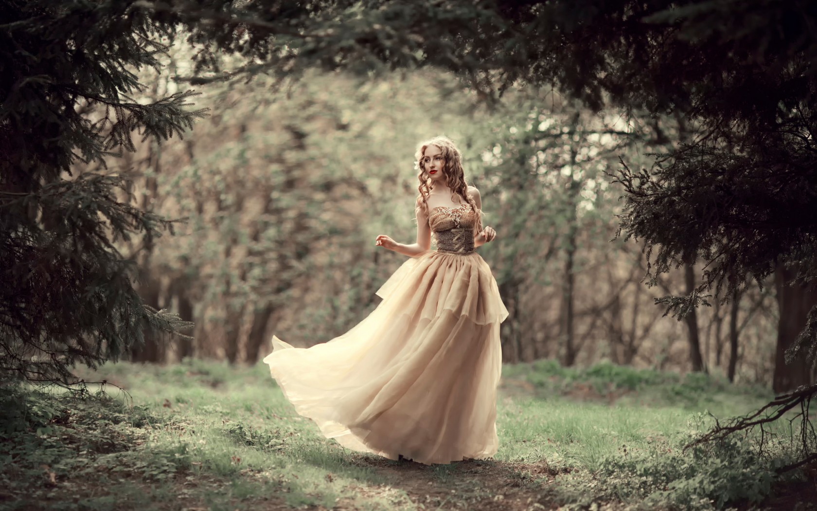 Фото в лесу в длинном платье