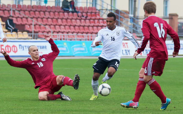 Julian Green in action on the soccer field, HD desktop wallpaper capturing a dynamic moment of play.