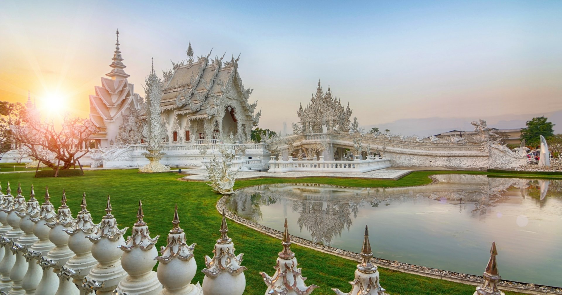 Chùa Bạch (\'White Temple\'): Chùa Bạch - một trong những nơi thánh linh đẹp nhất ở Thái Lan. Tuyệt tác kiến trúc trắng ngà, phối hợp hoàn hảo với cảnh quan xung quanh. Hãy đón xem hình ảnh chùa Bạch để cảm nhận sự thanh tịnh, tĩnh lặng và trân quý trong không gian linh thiêng.