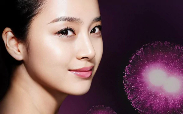 HD desktop wallpaper: close-up of a smiling Korean actress and celebrity with soft makeup and dark hair against a purple background dotted with glowing pink bokeh.