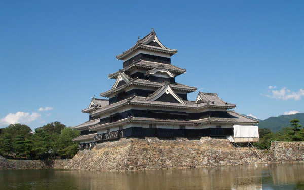  Matsumoto Castle (The Crow Castle)