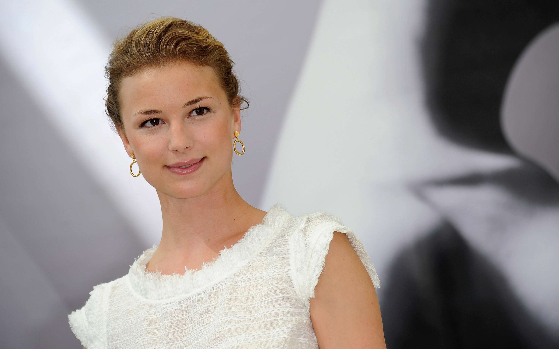 Download Actress Canadian Celebrity Emily Vancamp HD Wallpaper