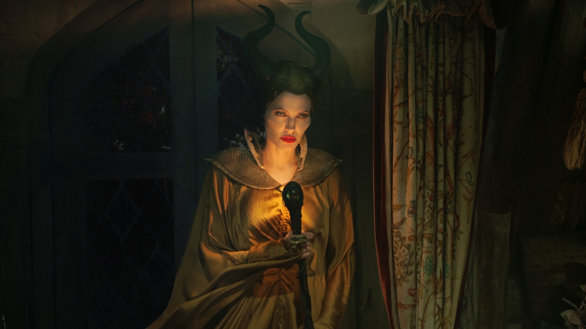 Download Angelina Jolie Movie Maleficent HD Wallpaper 2048x1152