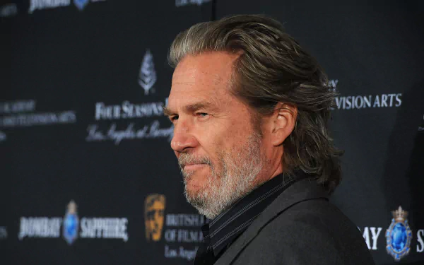 HD desktop wallpaper featuring American actor and celebrity Jeff Bridges in a side profile at a formal event.