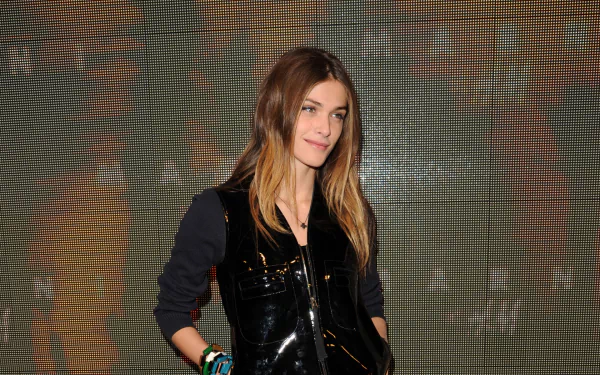 Italian model woman Elisa Sednaoui HD Desktop Wallpaper | Background Image