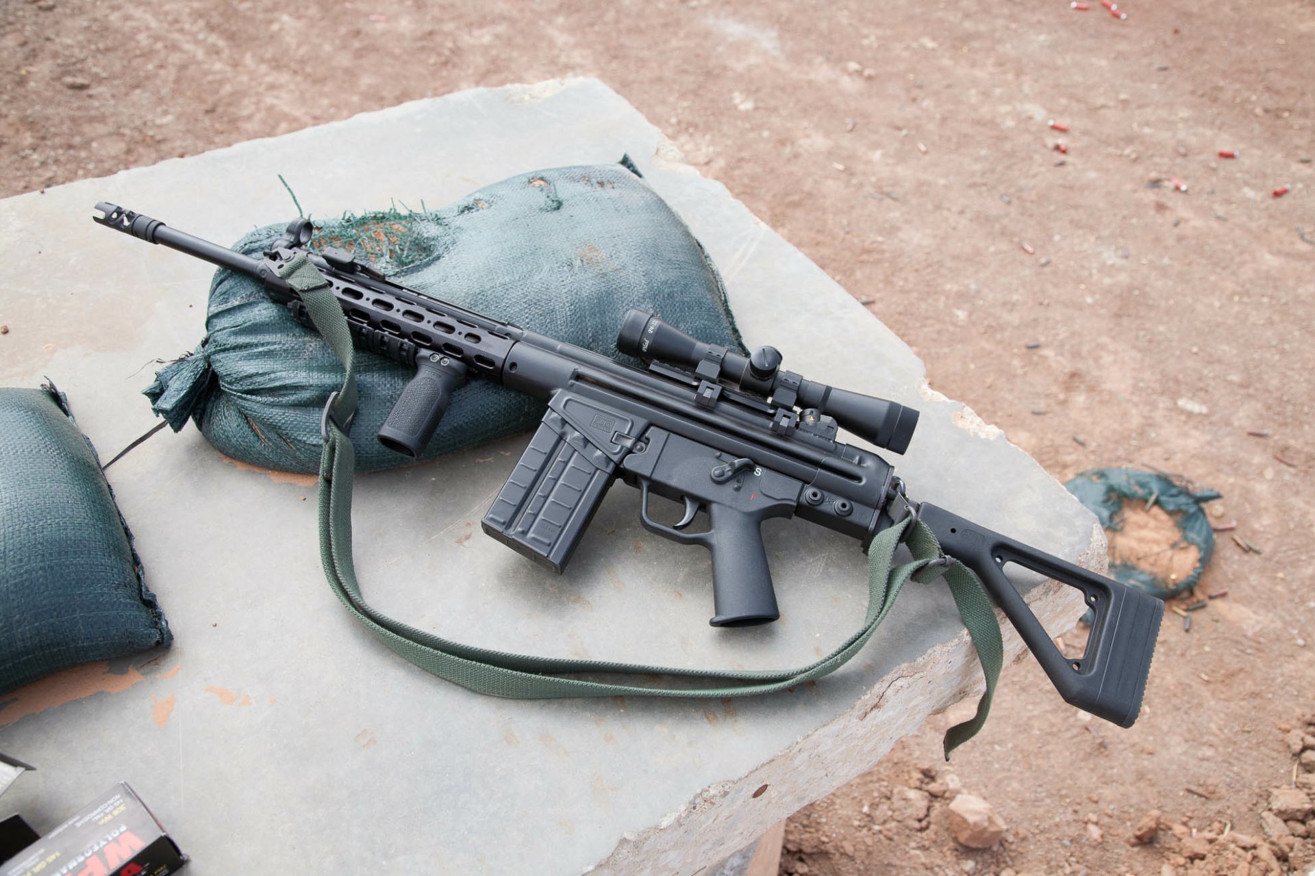 Download Man Made Assault Rifle HD Wallpaper