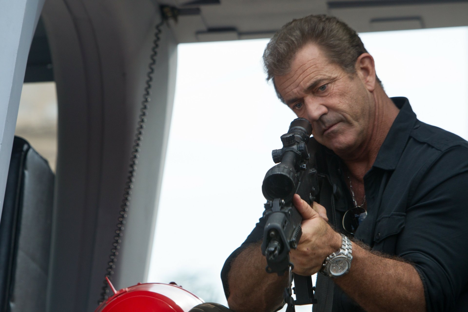 4K Ultra HD wallpaper of Mel Gibson as Conrad Stonebanks from the movie The Expendables 3, aiming a rifle with intense focus.