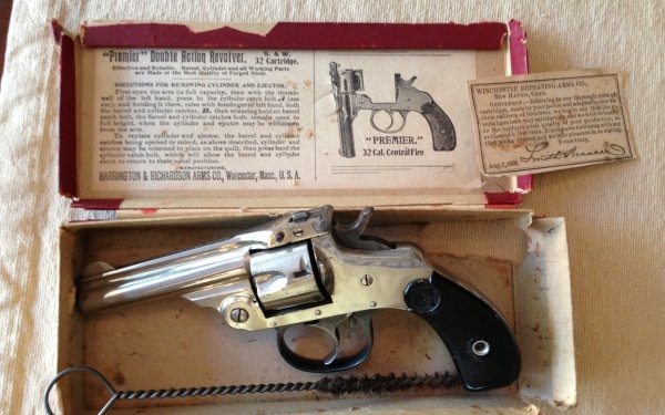 Man Made Harrington & Richardson revolver HD Wallpaper | Background Image