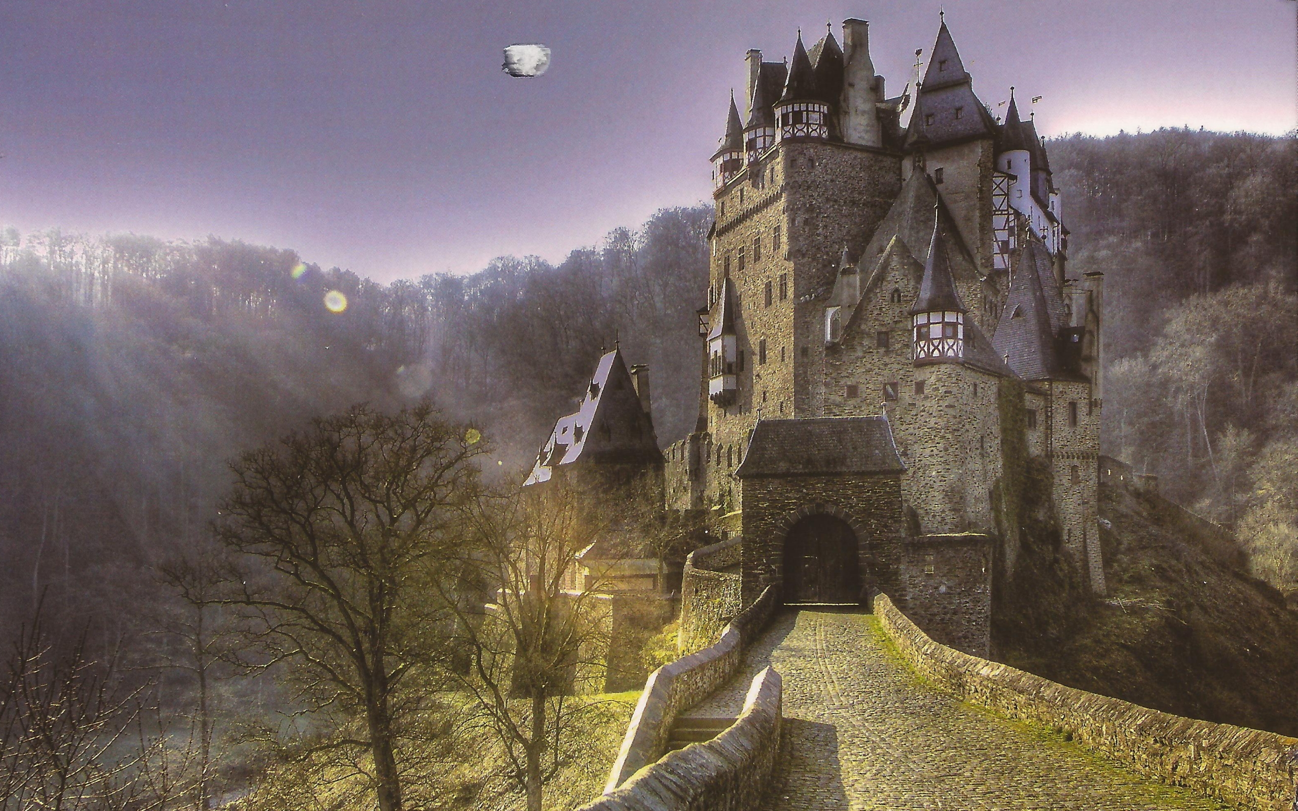 Обои на стол замки. Замок Эльц Германия в тумане. Burg Eltz замок. Замок Эльц 18 век.