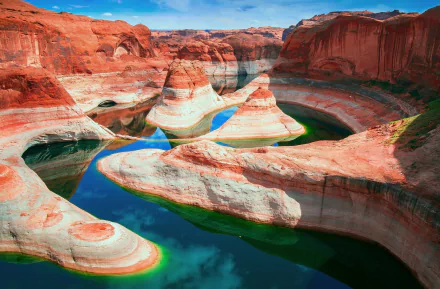 HD desktop wallpaper featuring the stunning Horseshoe Bend in Arizona, showcasing the vibrant red canyon contrasted with emerald green waters.