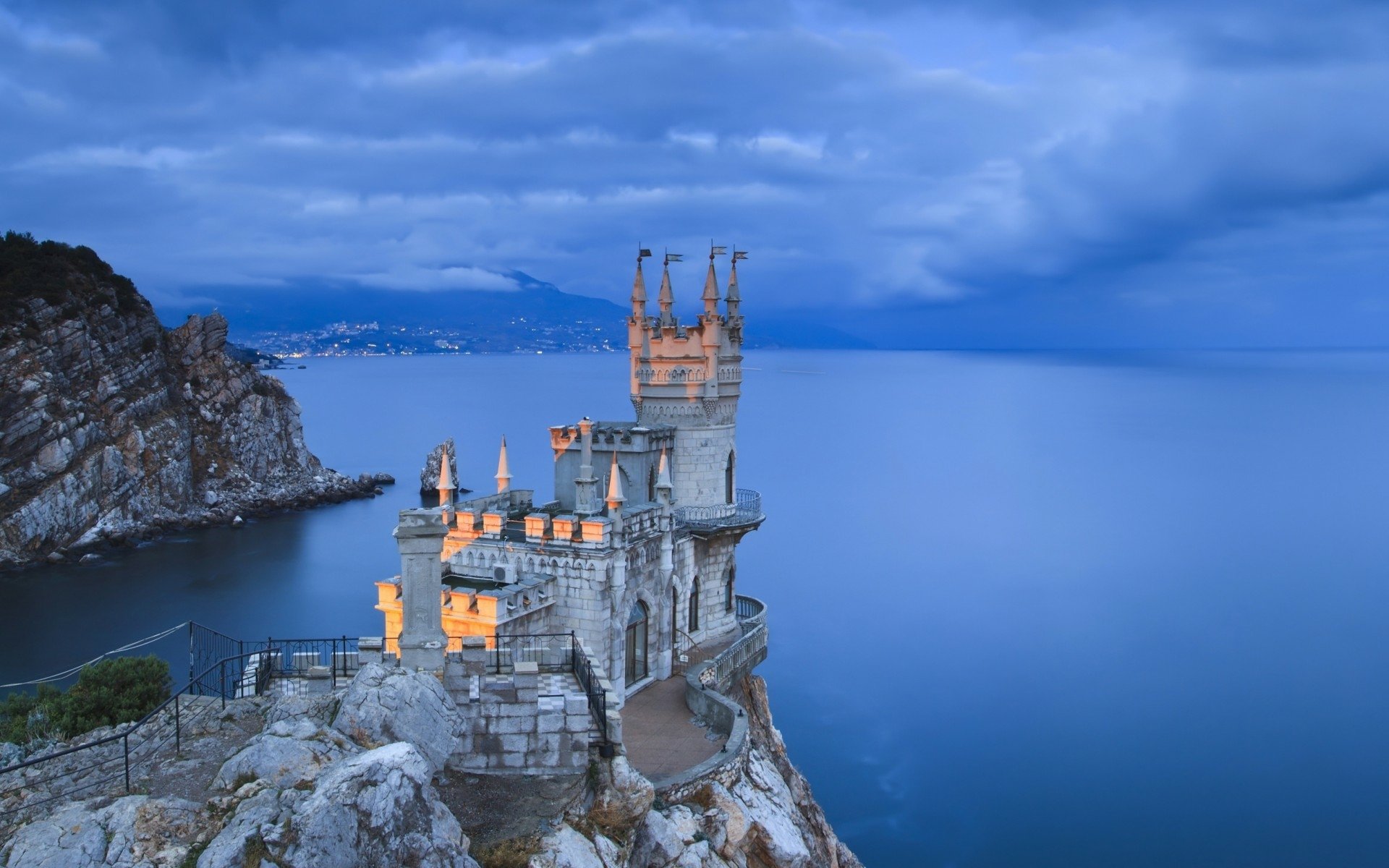 Download Man Made Swallow's Nest HD Wallpaper