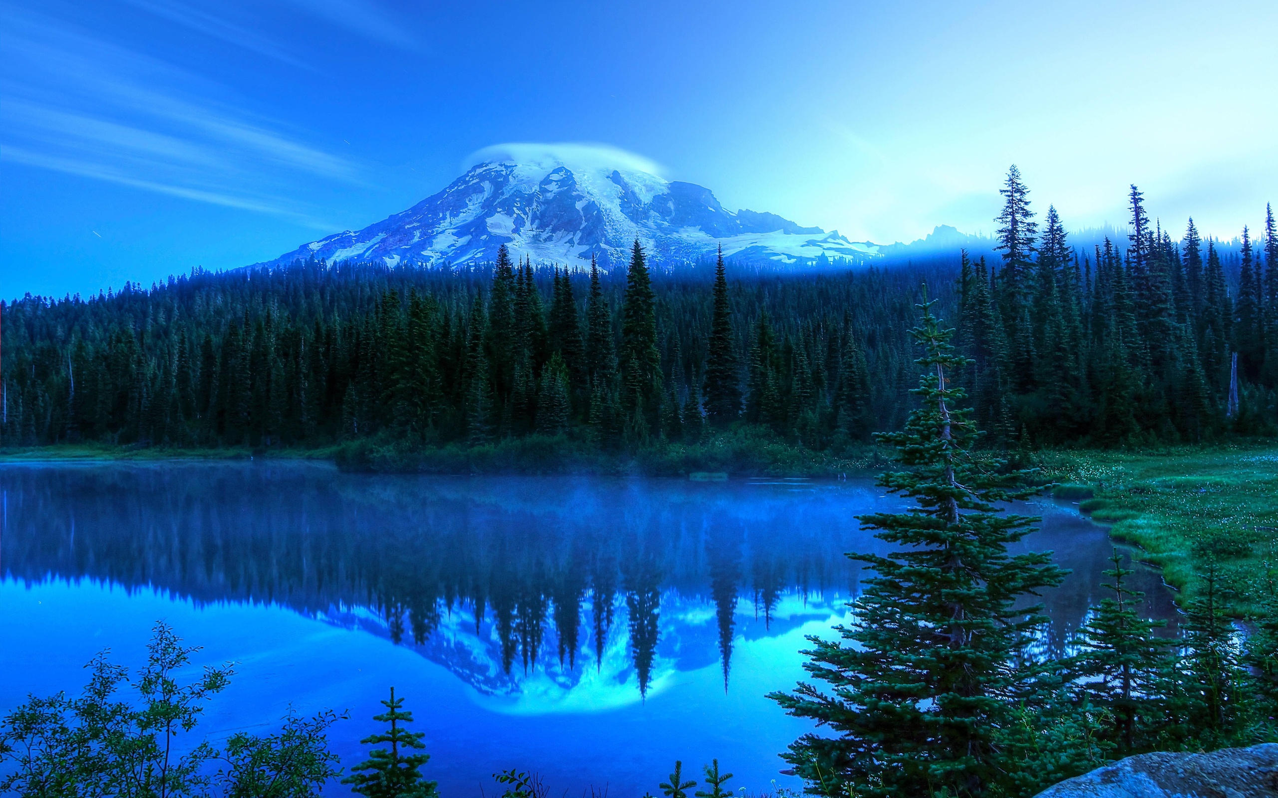 Горы и голубая вода. Синяя природа. Горы лес озеро. Пейзаж в синих тонах. Синие горы.