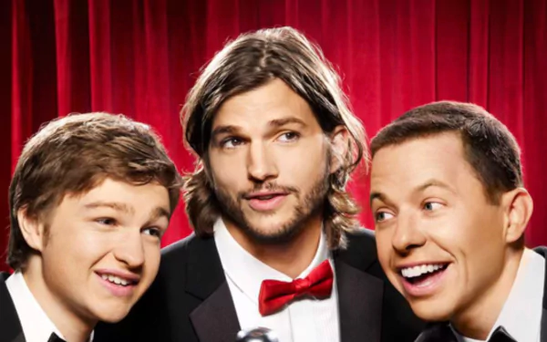 HD desktop wallpaper featuring the main cast of the TV show Two and a Half Men against a red curtain backdrop.