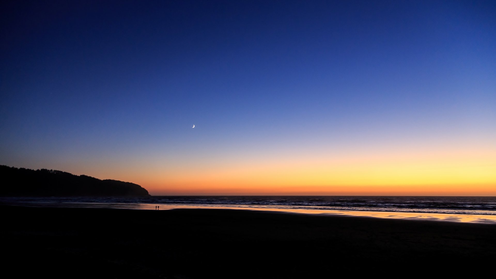 5K Ultra HD PC desktop wallpaper: serene coastal sunset with silhouetted headland, calm sea and reflective shore beneath a twilight sky shifting from orange to deep blue with a bright star.