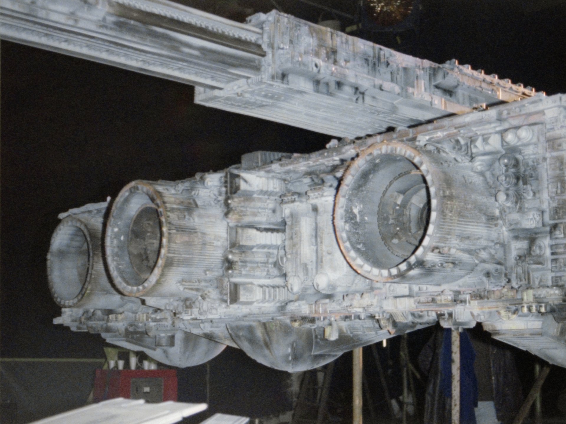 4K Ultra HD PC desktop wallpaper showing a movie alien spacecraft close-up: weathered engine nacelles and hull details against a dark background.