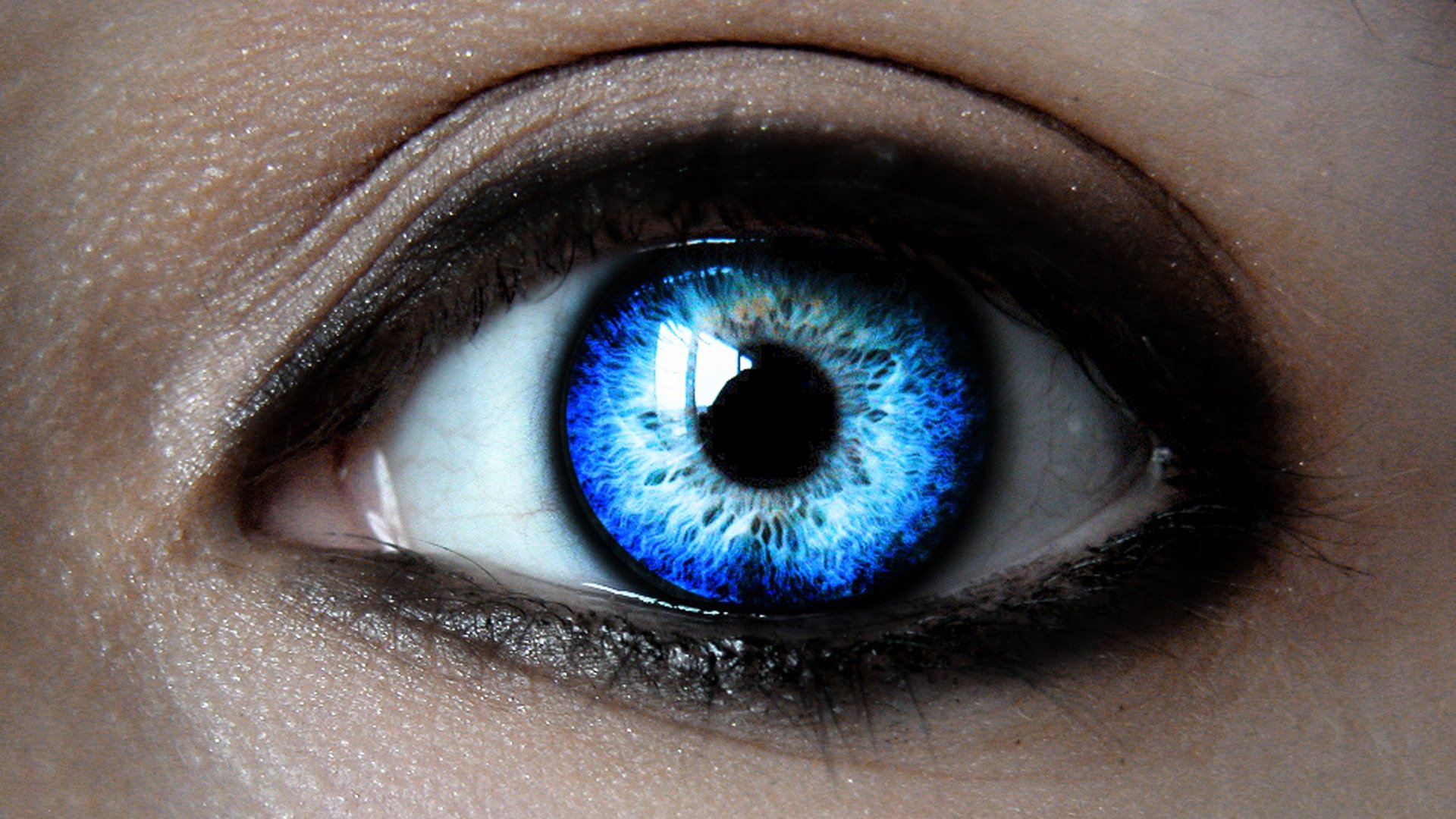 Яркие синие глаза
