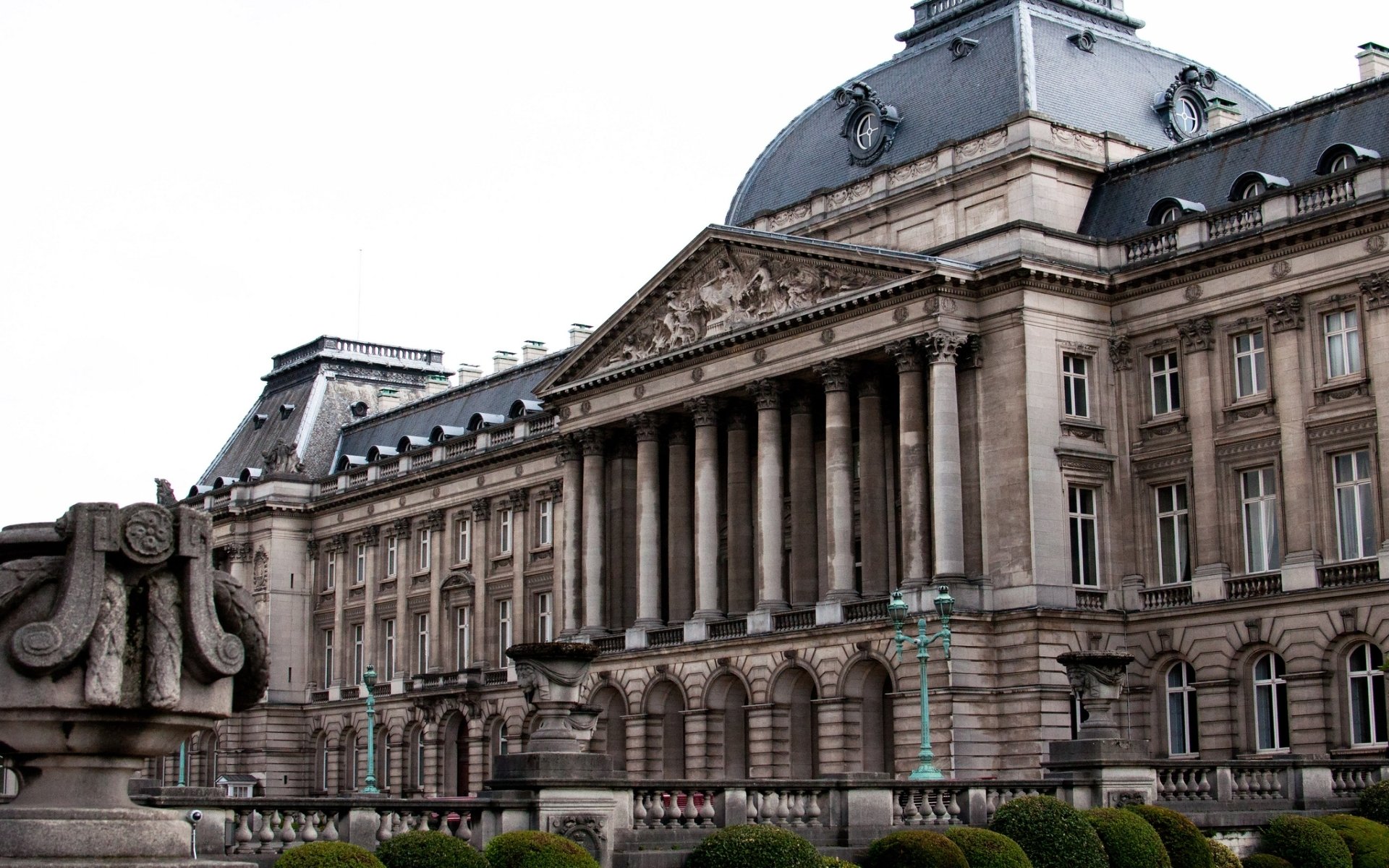 HD desktop wallpaper featuring the man-made grandeur of the Royal Palace of Brussels with its classical architecture and intricate details.