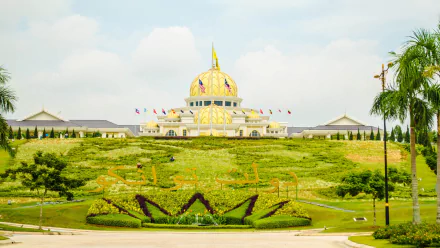 2K Quad HD desktop wallpaper — man-made Istana Negara, Jakarta: golden-domed presidential palace set above terraced, landscaped lawns.