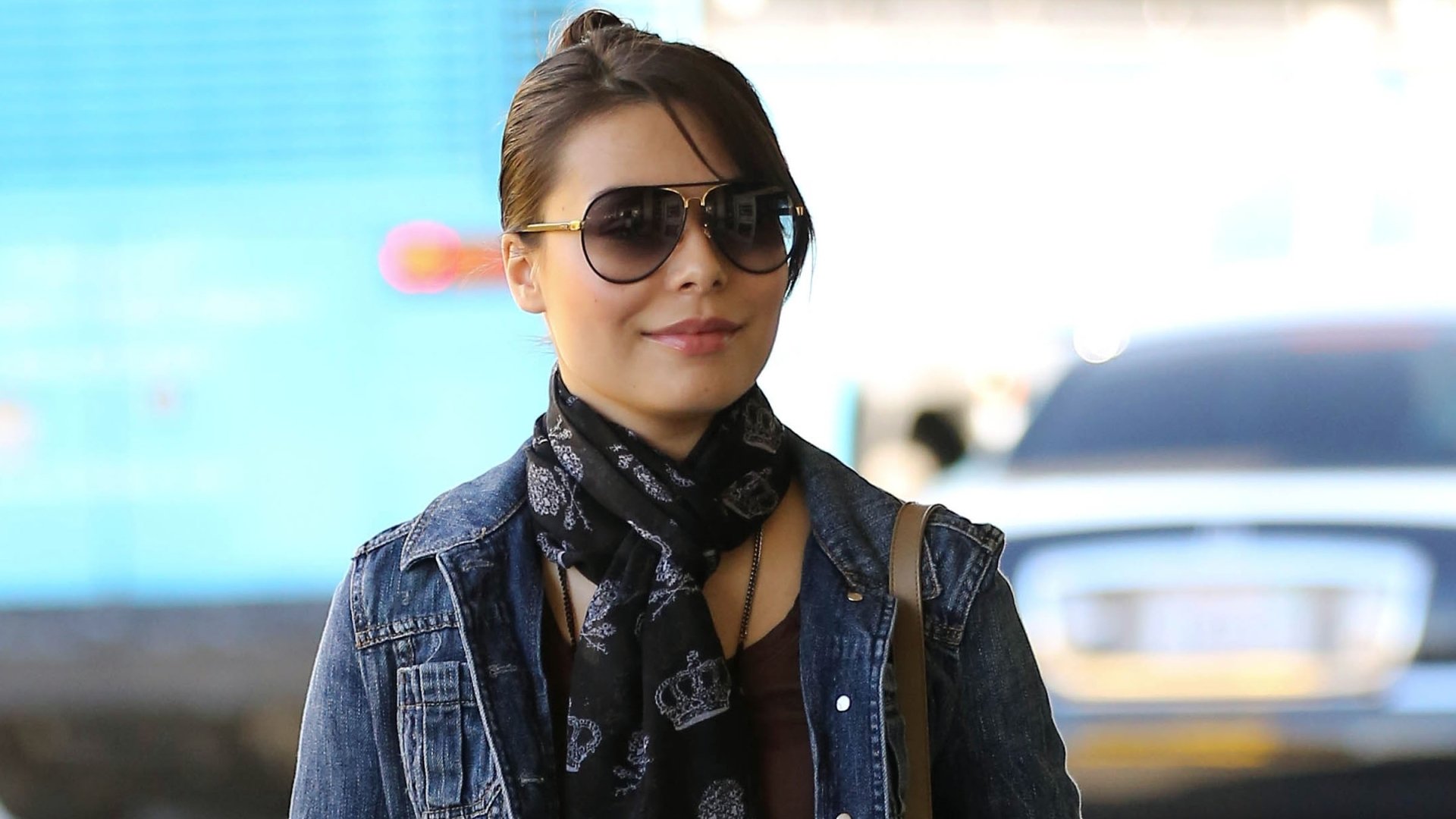 HD PC desktop wallpaper featuring celebrity Miranda Cosgrove wearing sunglasses, a denim jacket, and a patterned scarf in an outdoor setting.