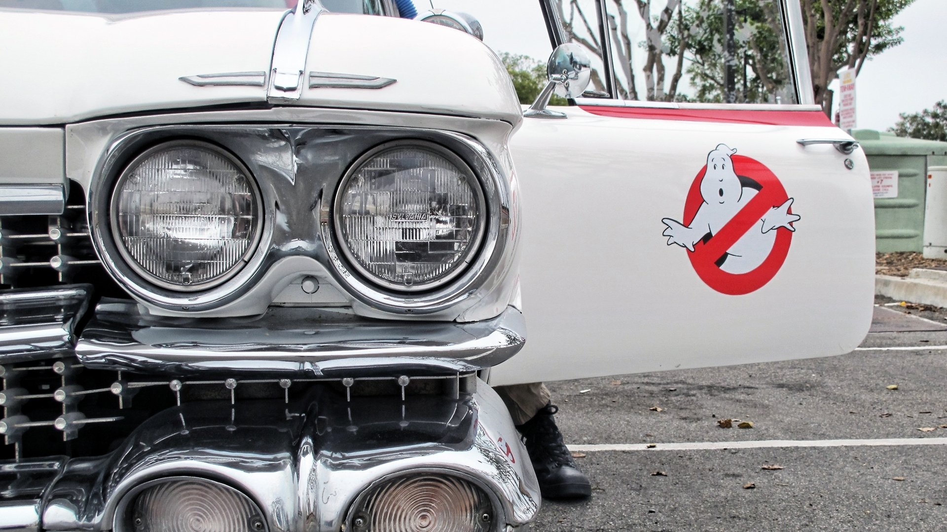 HD PC desktop wallpaper of Ecto‑1 from the movie Ghostbusters — chrome grille and headlights with the Ghostbusters logo on an open car door.