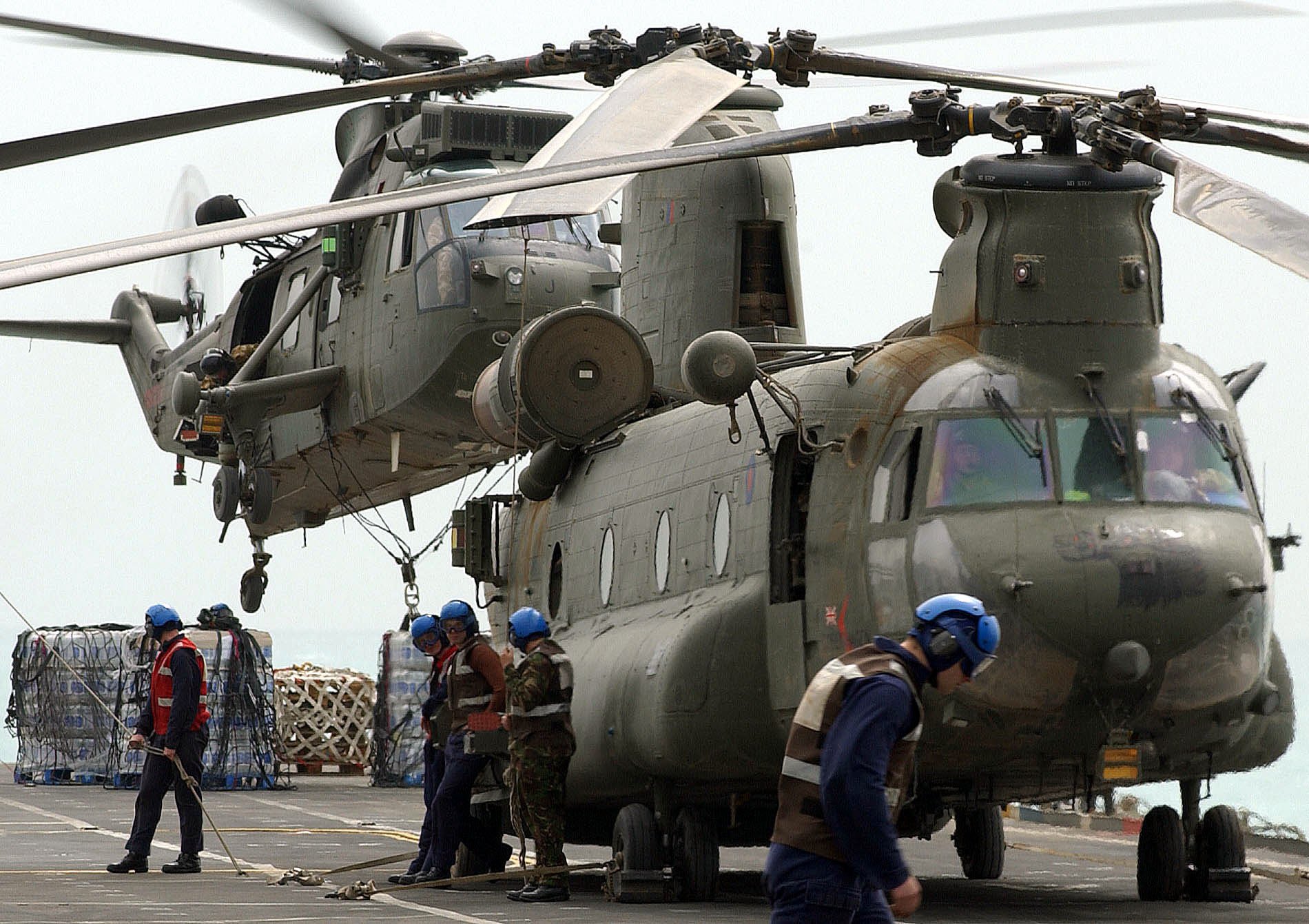 Download Military Boeing CH-47 Chinook Wallpaper