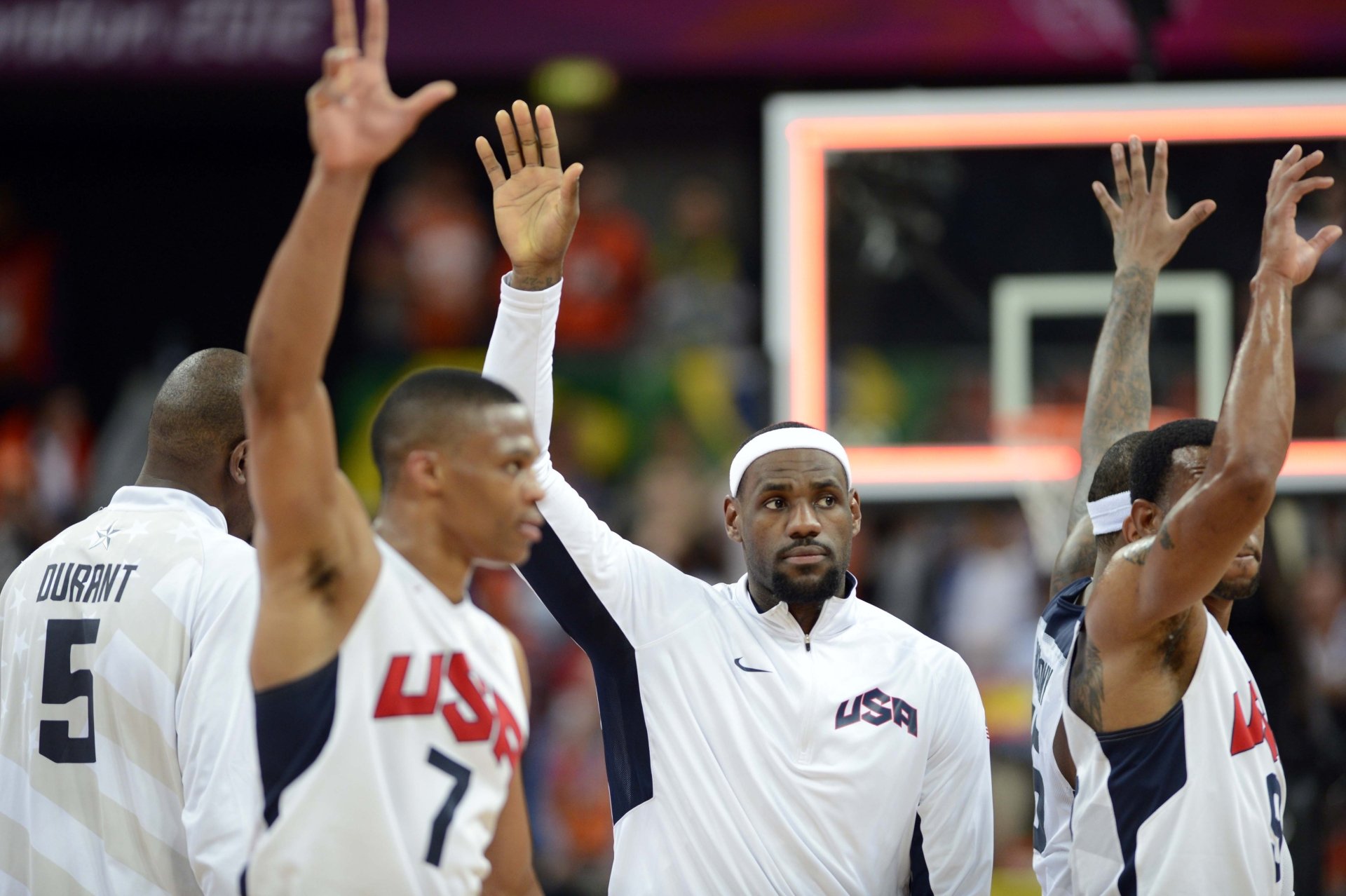 4K Ultra HD basketball wallpaper showing USA team players raising their hands on a court during a game.