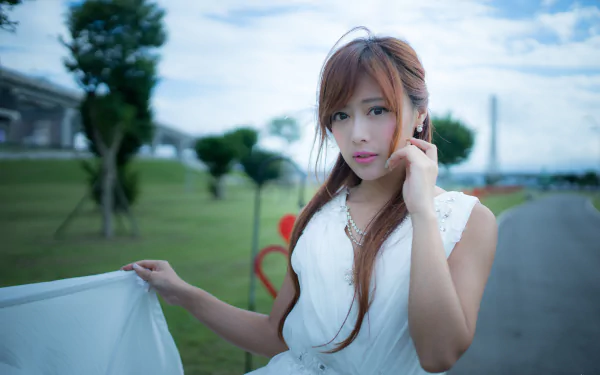 A 4K Ultra HD desktop wallpaper featuring Taiwanese Asian model Xiao Xi in a white dress outdoors with a blurred green and blue background.