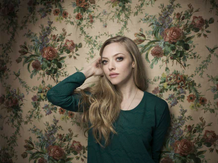4K Ultra HD PC desktop wallpaper featuring celebrity Amanda Seyfried posing against a vintage floral wallpaper background.