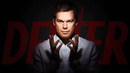 HD PC desktop wallpaper: portrait of a man in a suit with hands raised against a dark background and bold red DEXTER title (TV show Dexter).