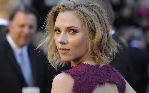 HD desktop wallpaper featuring a close-up of celebrity Scarlett Johansson with a soft background blur, highlighting her natural beauty and blonde hair.