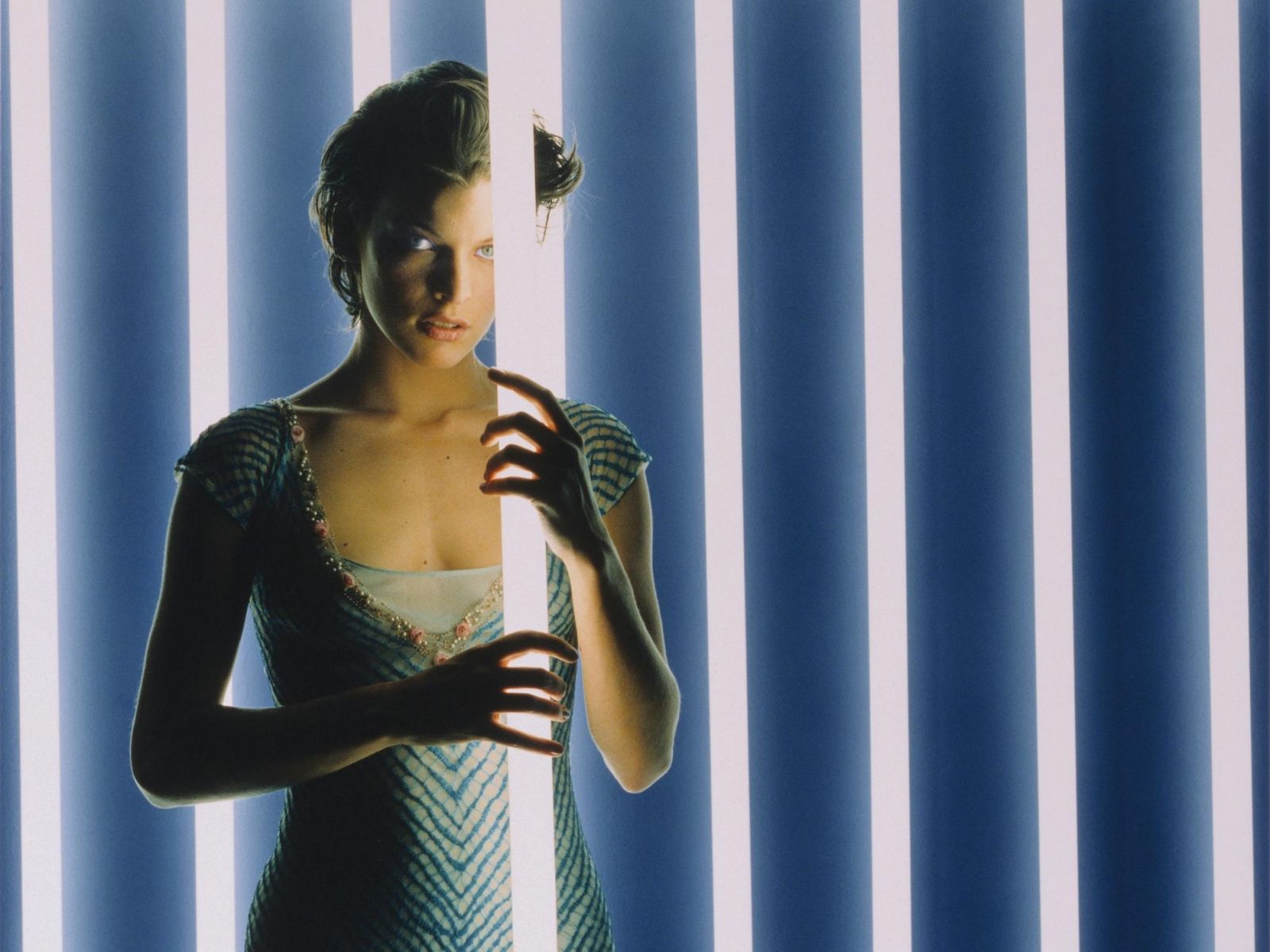 Download Celebrity Milla Jovovich Wallpaper