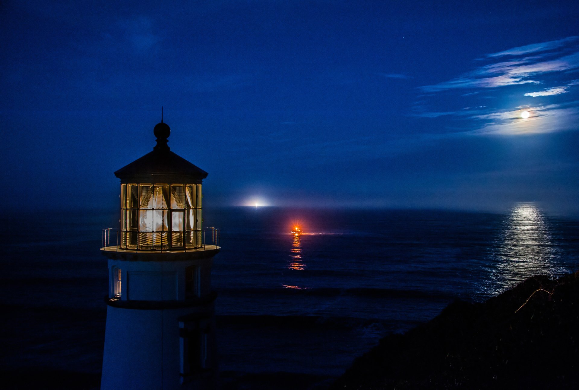 Download Man Made Lighthouse HD Wallpaper | 2400x1618 | Wallpaper Abyss