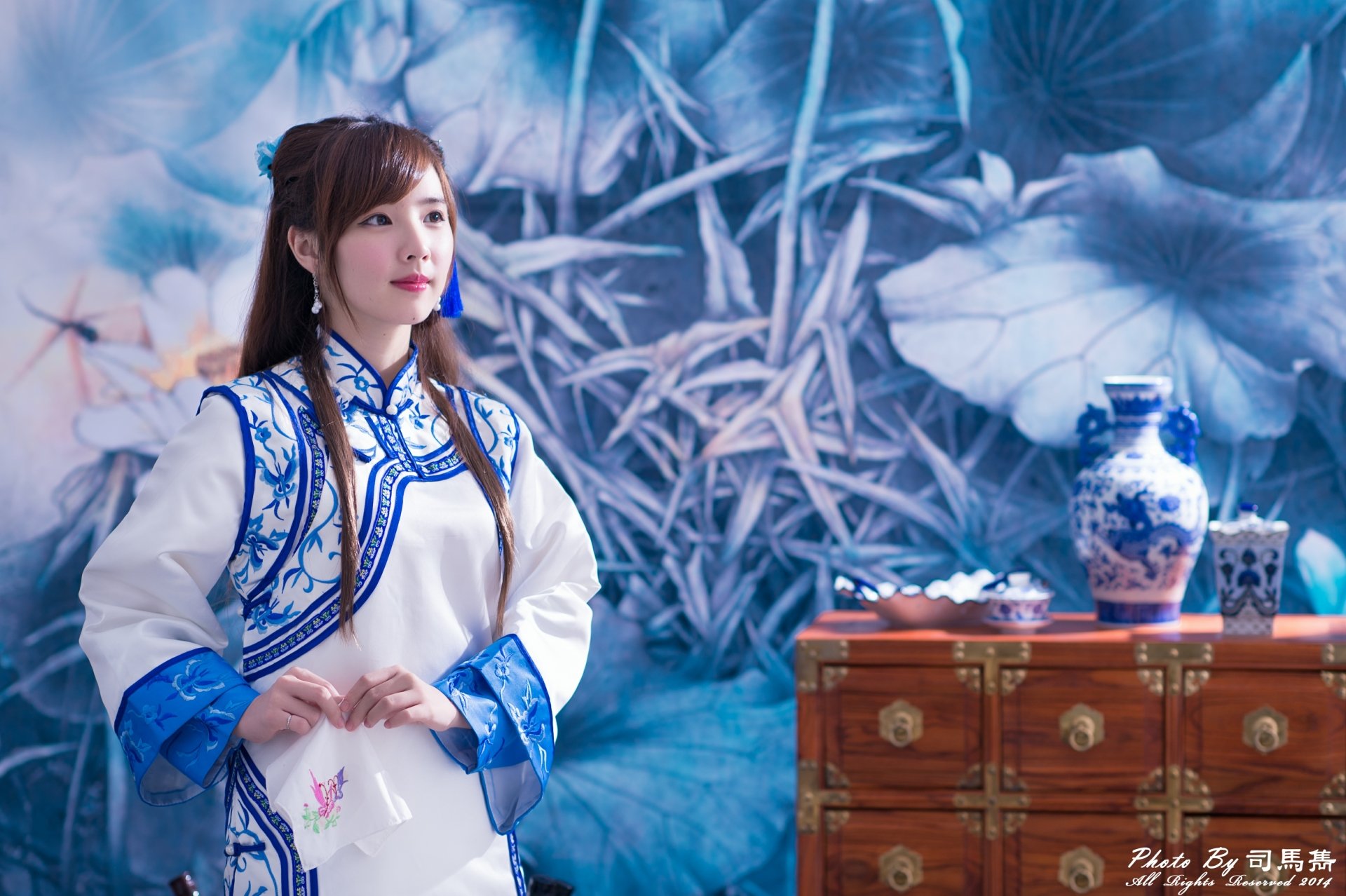 Download Tea Set Vase Taiwanese Model Asian Traditional Costume Woman Yu Chen Zheng 4k Ultra HD Wallpaper