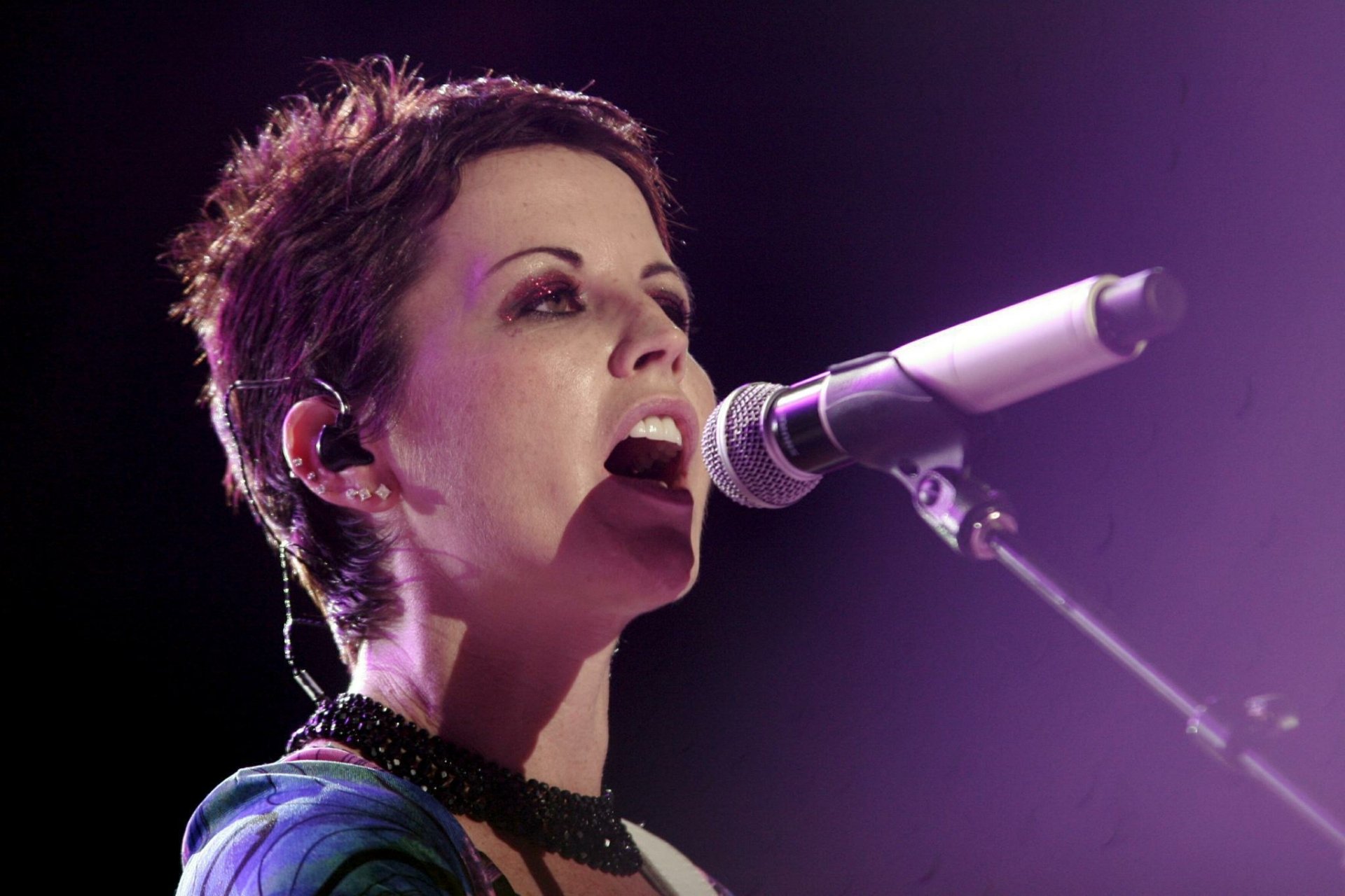 Dolores O' Riordan HD Wallpapers and Backgrounds.