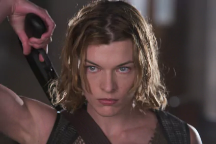 Milla Jovovich as Alice, poised for action in Resident Evil: Apocalypse. A striking HD wallpaper capturing her fierce determination in the iconic role.