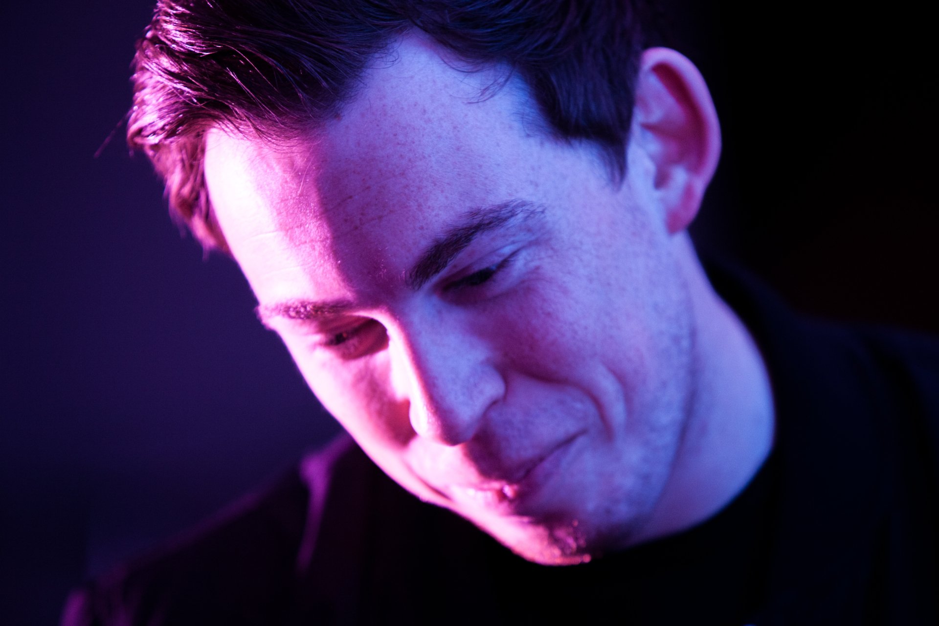 Close-up portrait of Hardwell bathed in soft purple light, captured as a 4K Ultra HD music-themed PC desktop wallpaper and background.