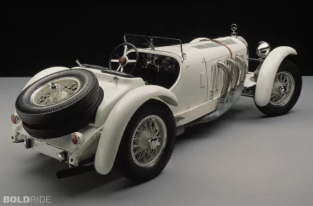 HD PC desktop wallpaper featuring a classic white Mercedes-Benz SSK vintage vehicle against a dark background, showcasing its elegant design and detailed craftsmanship.
