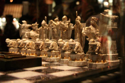 4K Ultra HD PC desktop wallpaper featuring a close-up of intricately crafted man-made chess pieces arranged for play.