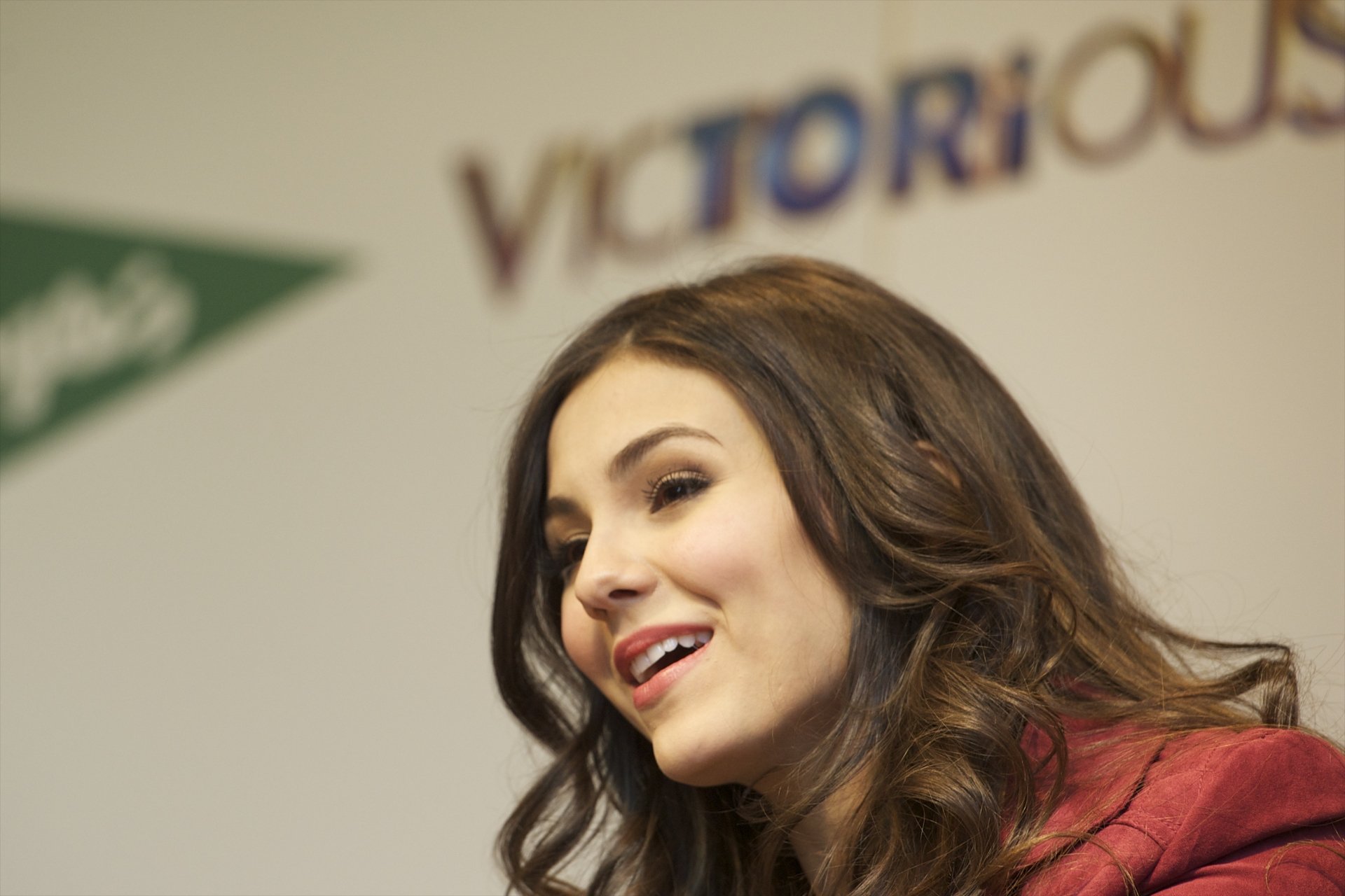 Victoria Justice smiles warmly in this 4K Ultra HD celebrity PC desktop wallpaper and background.