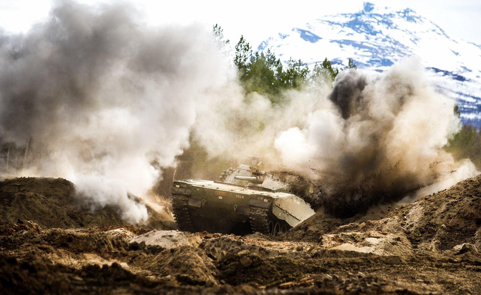 Download Military Tank HD Wallpaper