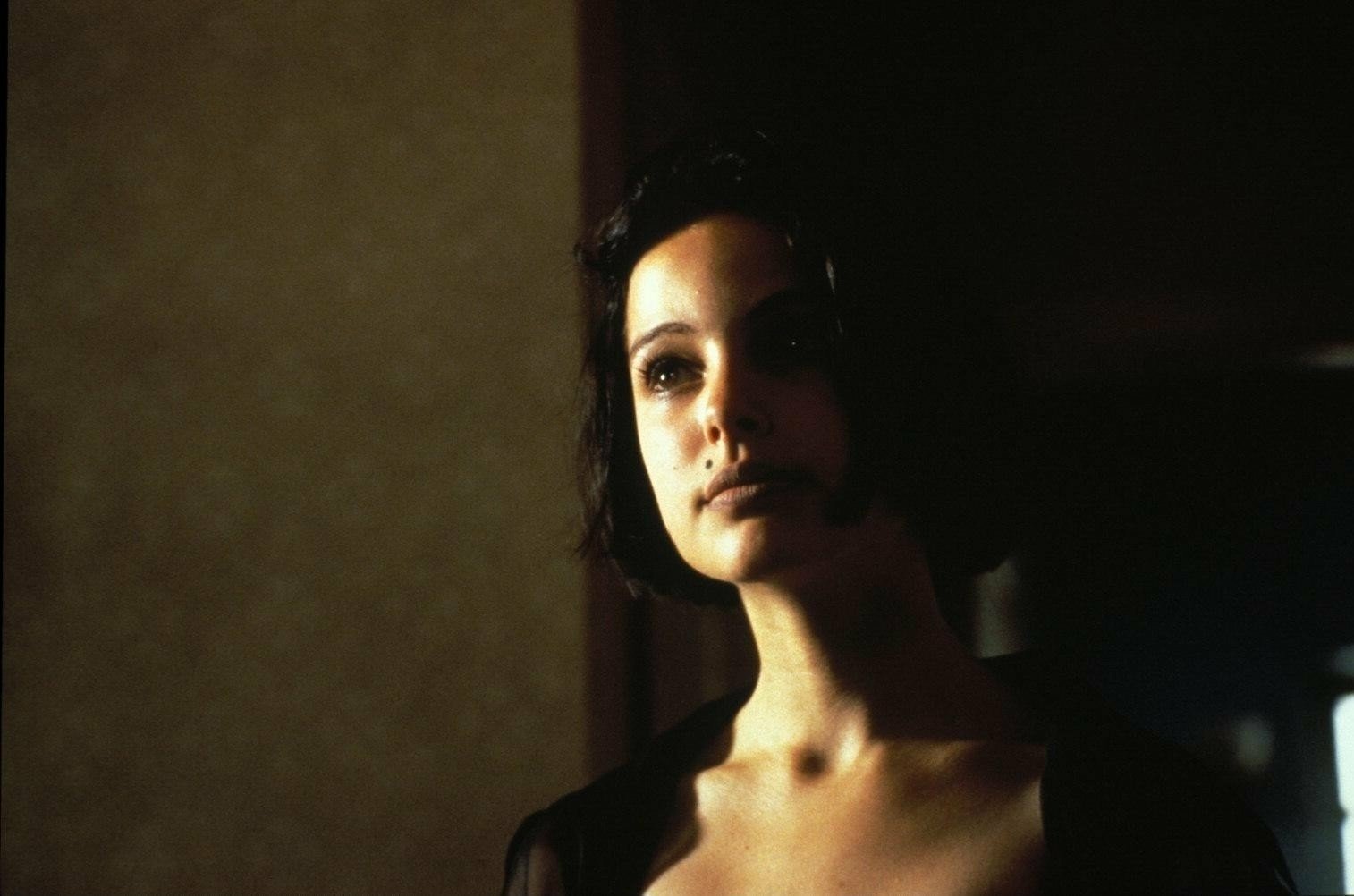 HD desktop wallpaper featuring Natalie Portman in a dark, moody scene from the movie Leon: The Professional.