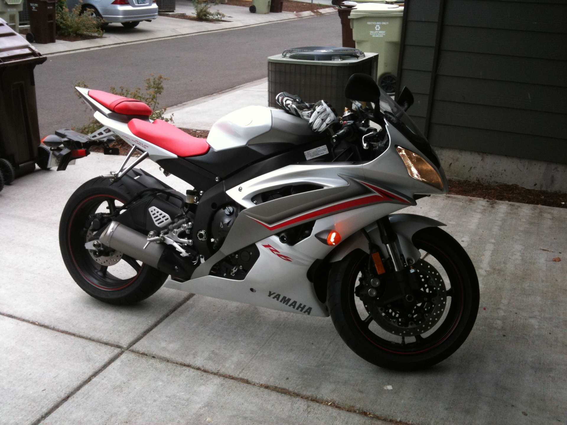 HD PC desktop wallpaper/background: silver-and-red Yamaha R6 sportbike parked on a driveway, shown in crisp detail.