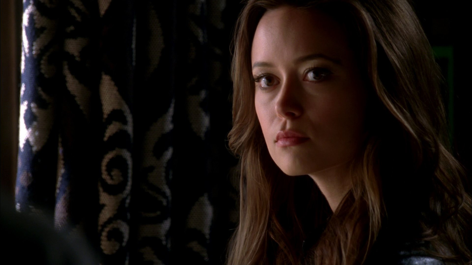 HD PC desktop wallpaper featuring a close-up of celebrity Summer Glau with a dark, patterned background.