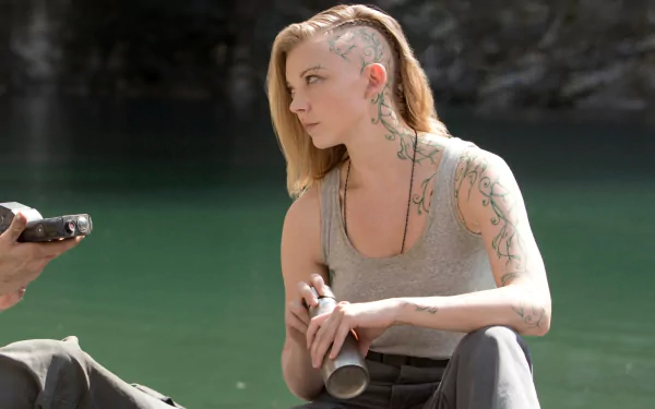HD PC desktop wallpaper featuring Natalie Dormer as Cressida from the movie The Hunger Games: Mockingjay - Part 1, showcasing her distinctive hairstyle and tattoos.
