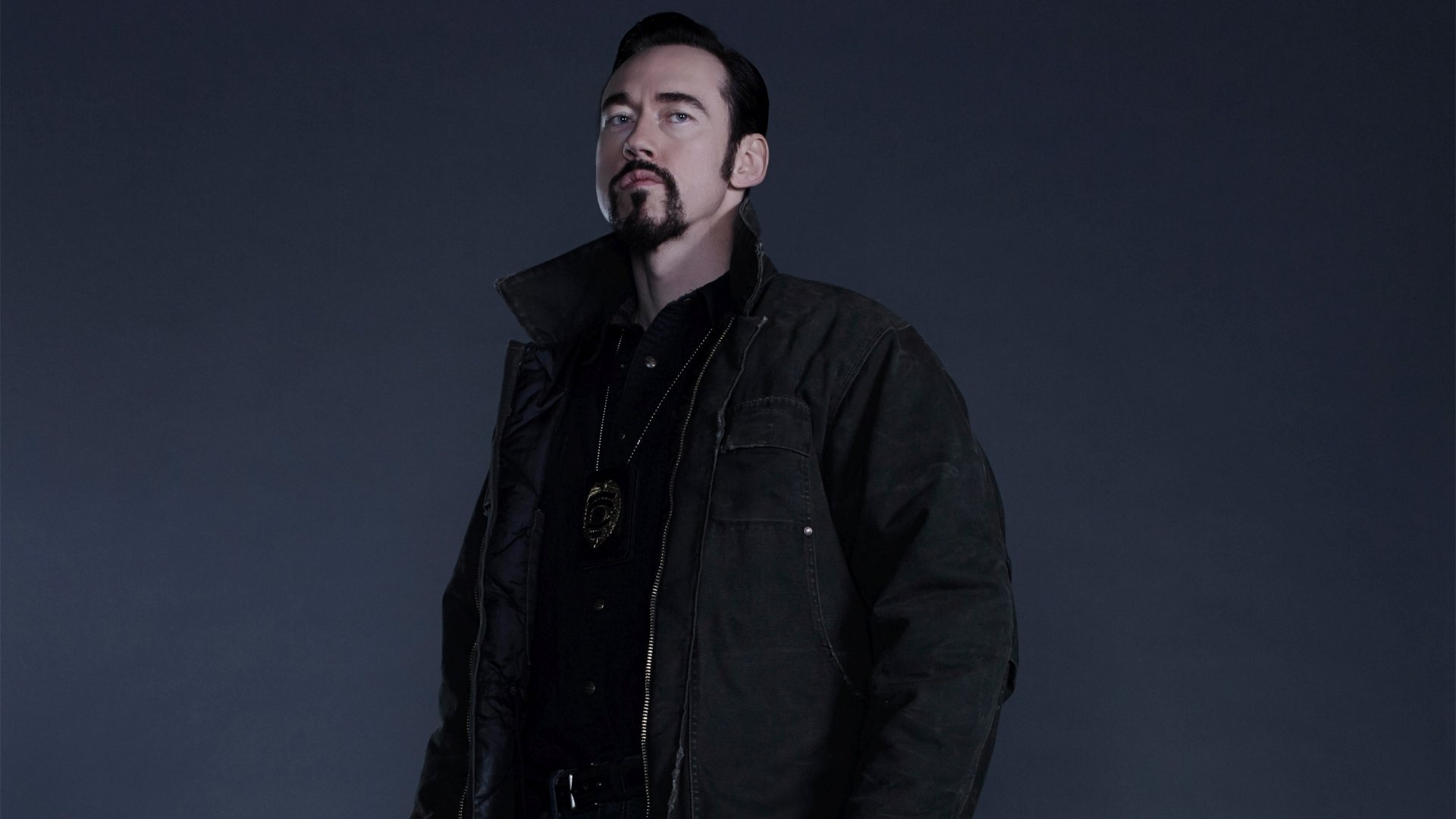HD PC desktop wallpaper: brooding character from TV show The Strain in a dark coat standing against a gray background.