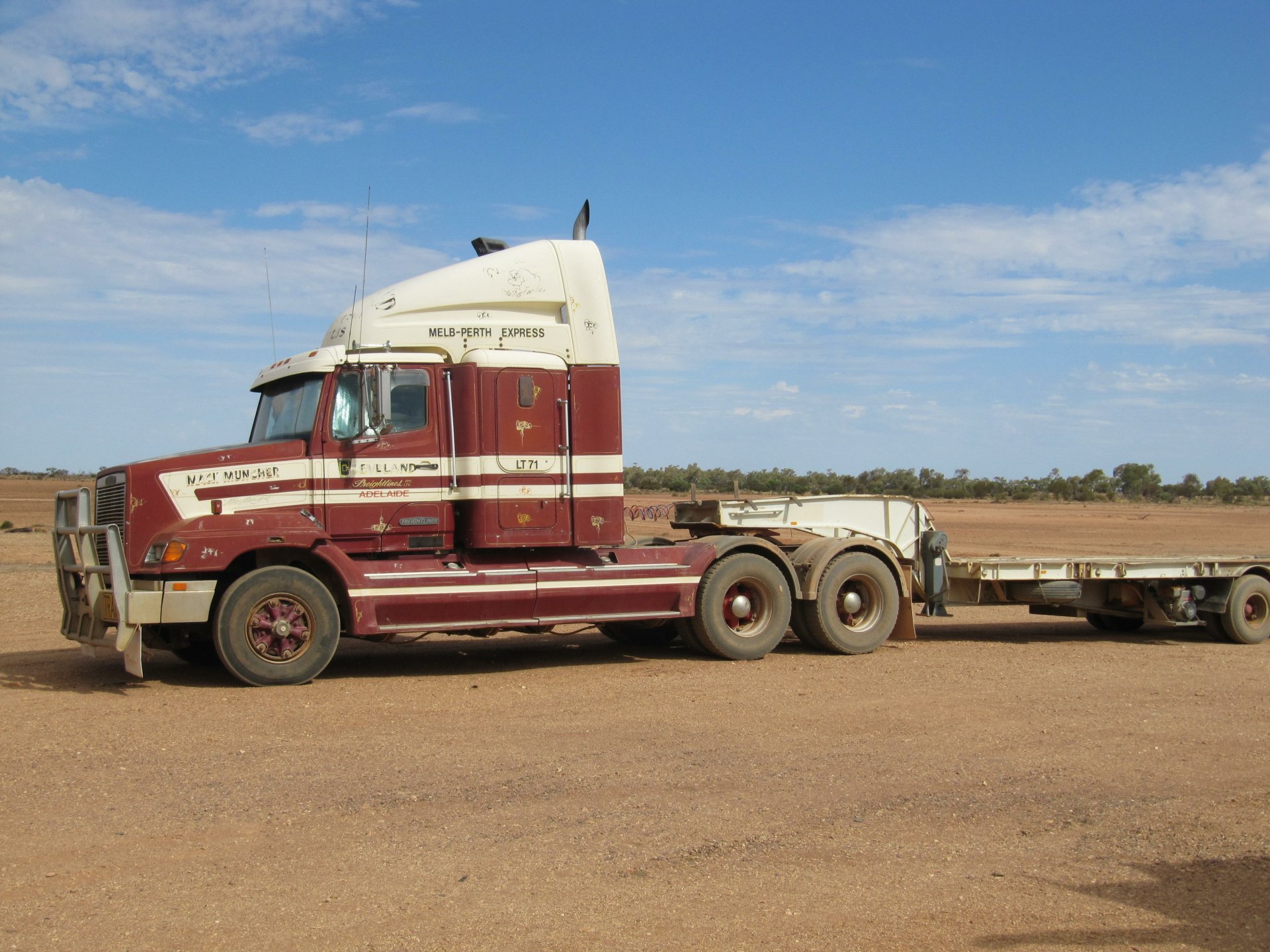 Download Vehicle Freightliner Trucks 4k Ultra HD Wallpaper