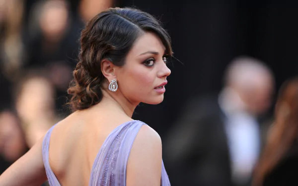 4K Ultra HD PC desktop wallpaper featuring celebrity Mila Kunis in an elegant lavender gown, looking over her shoulder with a blurred crowd background.